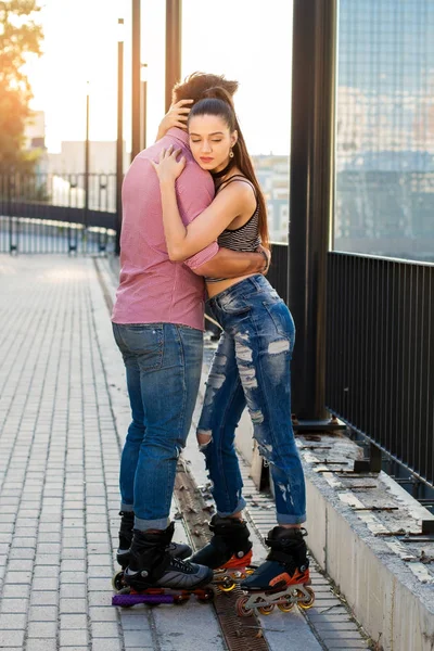 İnsanlar üzerinde paten sarılma.