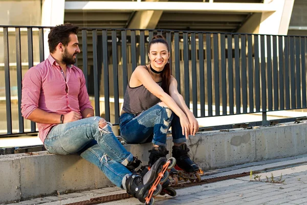 Pessoas em patins em linha sentadas . — Fotografia de Stock