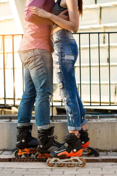 Pernas de casais em patins . — Fotografia de Stock