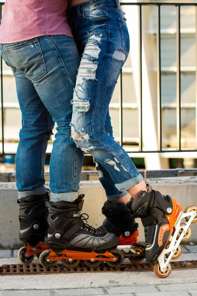 Benen van paar dragen rollerblades. — Stockfoto