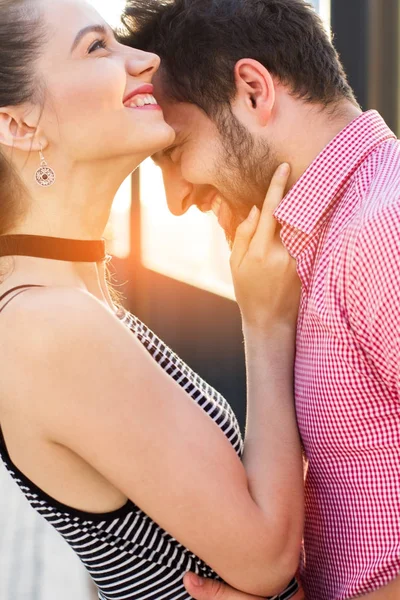 Vista lateral de pareja sonriente . — Foto de Stock