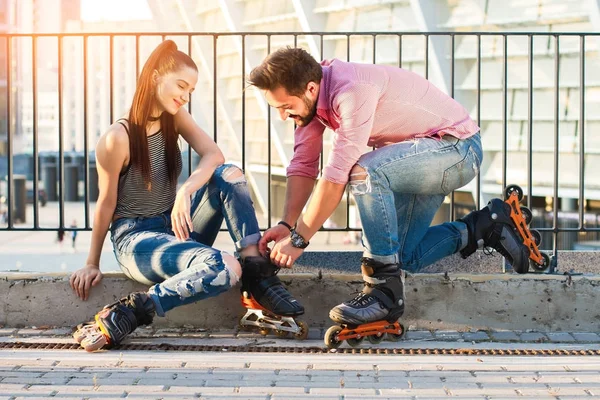 Mujer y hombre usando patines . — Foto de Stock