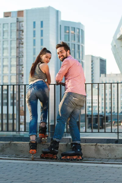 Geriye dönüp baktığımda paten üzerinde çift.