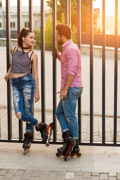 Çift satır içi üzerinde duran skates.