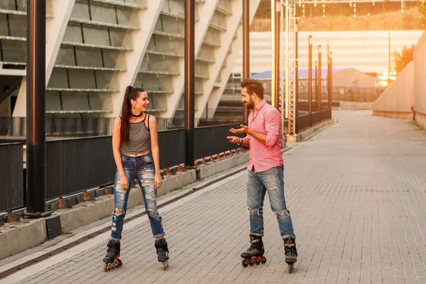 Young couple inline skating. — Stock Photo, Image