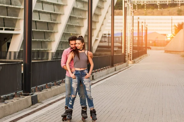 Pareja de jóvenes patinadores . — Foto de Stock