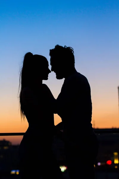 Pareja y noche cielo fondo . —  Fotos de Stock