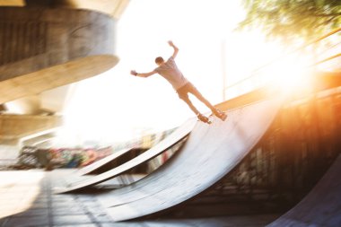 Adam paten açık havada.