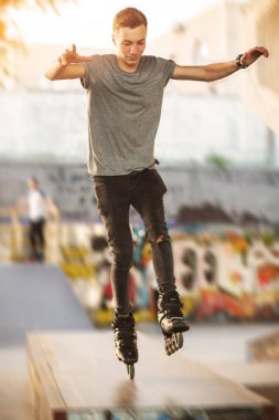 Satır içi paten kişi.