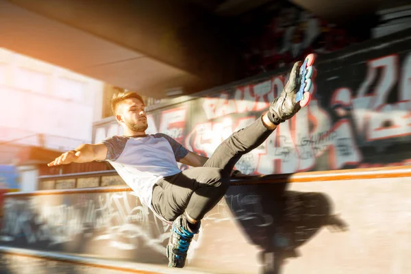 Cara em patins fazendo truque . — Fotografia de Stock