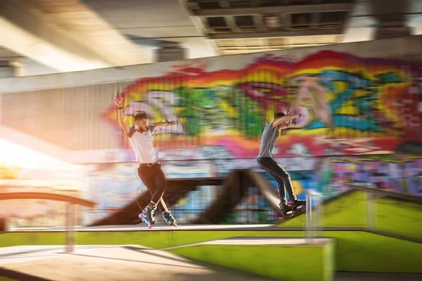 Los hombres jóvenes patinando . — Foto de Stock