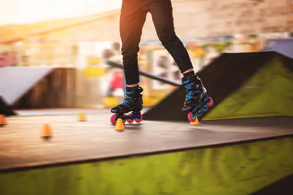 Legs on inline skates. — Stock Photo, Image