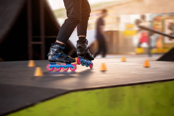 Ноги человека на роликовых коньках . — стоковое фото