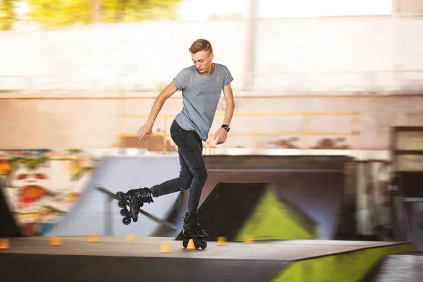 Férfi görkorcsolya a skatepark. — Stock Fotó