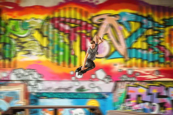 Хлопець на онлайн ковзанах стрибає . — стокове фото