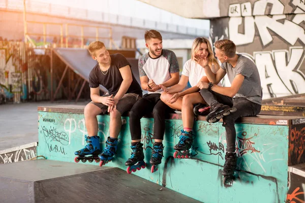 Jonge mensen op rollerblades zitten. — Stockfoto