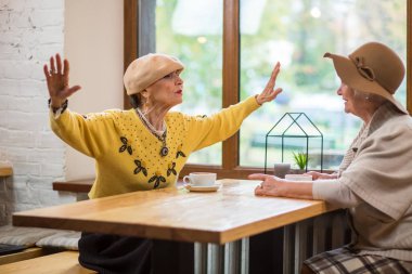 Yaşlı kadın ve Cafe tablo.