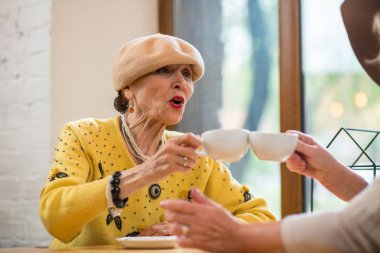 Kahve bardakları ile üst düzey kadın.