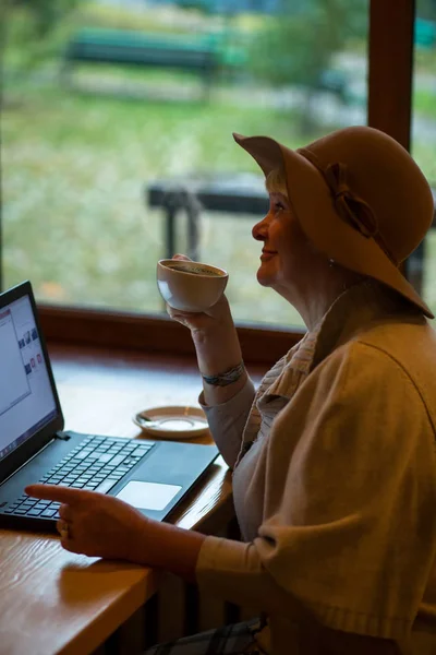 Mujer mayor con un portátil . — Foto de Stock