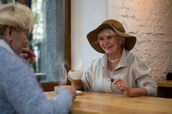 Mujer mayor con café sonriendo . —  Fotos de Stock