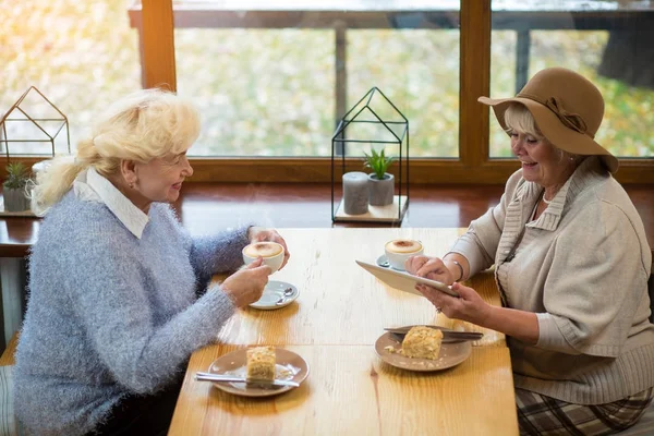 Senior women with a tablet. — Stock Photo, Image