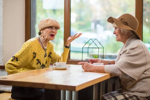 Старшие женщины и столик кафе . — стоковое фото