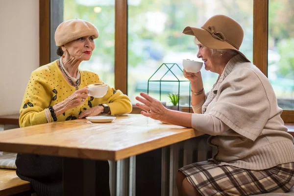 Senior women drinking coffee. — Stock Photo, Image