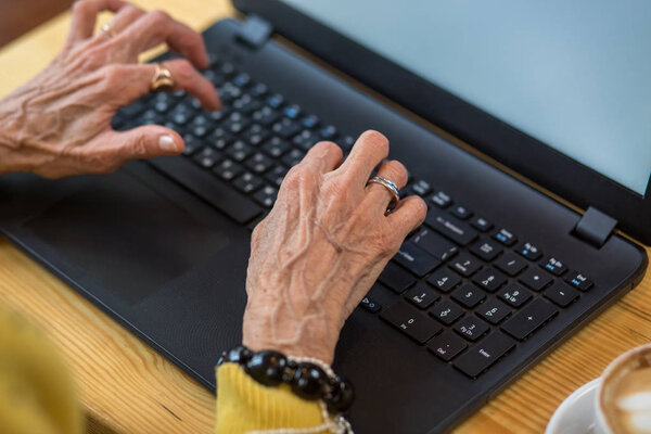 Руки и ноутбук старых женщин
.