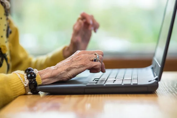 Ноутбук и руки пожилых женщин . — стоковое фото