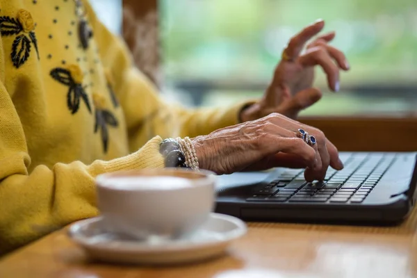 Руки и клавиатура для женщин старшего возраста . — стоковое фото