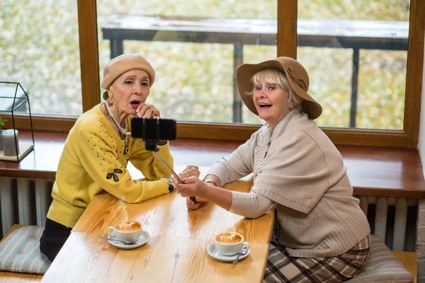 Deux femmes âgées prenant selfie. — Photo