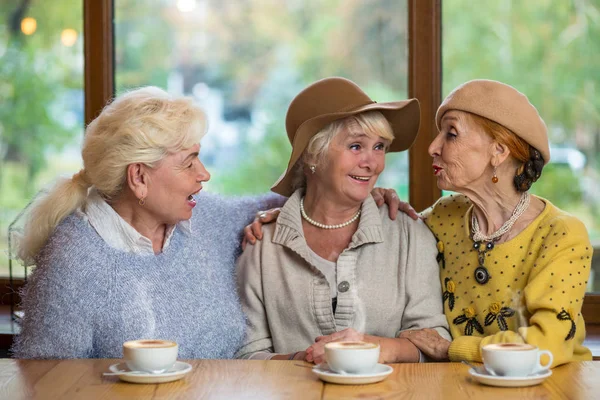 Три пожилые дамы в кафе . — стоковое фото