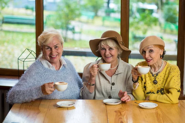Женщины с кофейной улыбкой . — стоковое фото