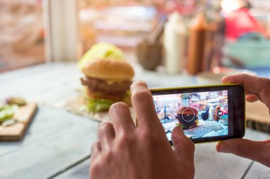 Cep telefonu burger fotoğraf çekimi.