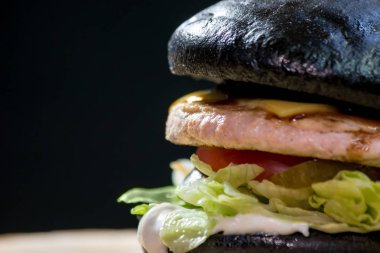 Karanlık topuz burger.