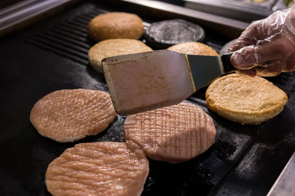 Carne cruda de hamburguesa en sartén . —  Fotos de Stock
