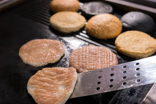 Espátula y carne de hamburguesa . —  Fotos de Stock