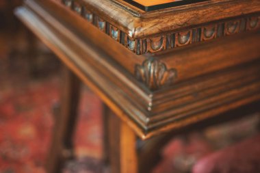 Eski ahşap mobilya parçası.