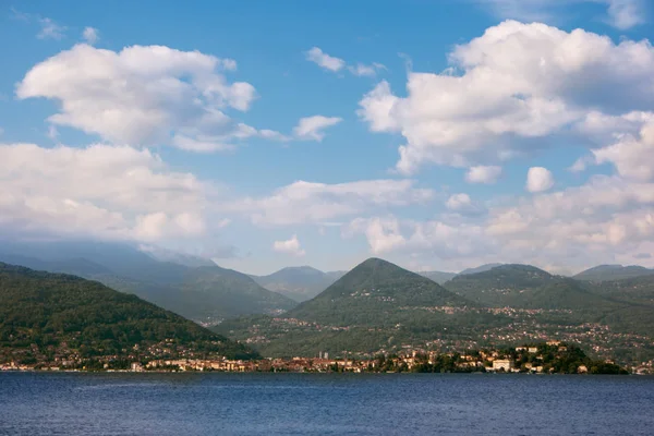 Nubes sobre montañas . — Foto de Stock