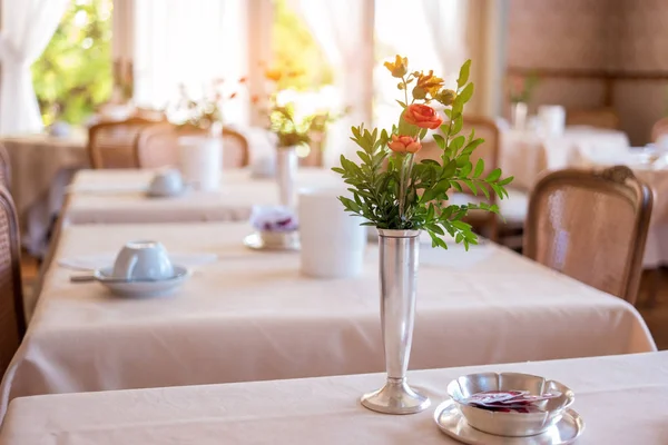 Florero con flores en la mesa. — Foto de Stock