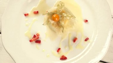 Krem karamel ve physalis çiçek.