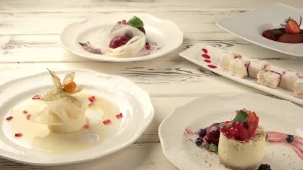 Dessert diversi su piatti . — Video Stock