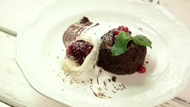 Pastel de lava en plato blanco . — Vídeos de Stock