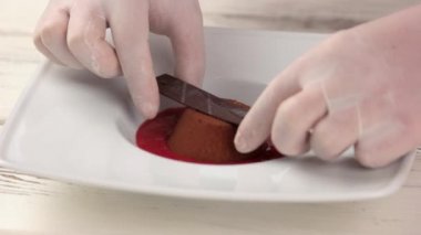 Tatlı çikolata süslemeli.