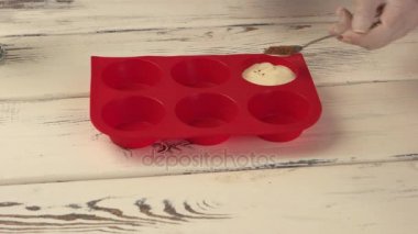 Kırmızı pişirme kalıp.