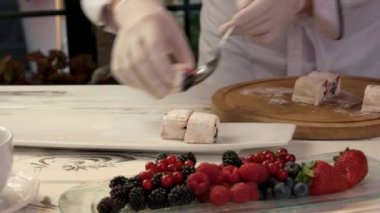 Plaka üzerinde meyve suşi rulo.