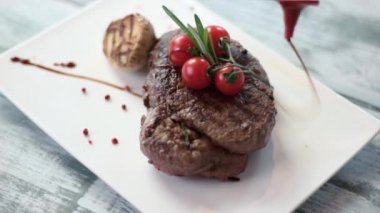 Biftek dökülen sosu.