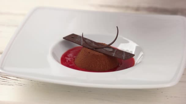 Dessert met stukje aardbei. — Stockvideo