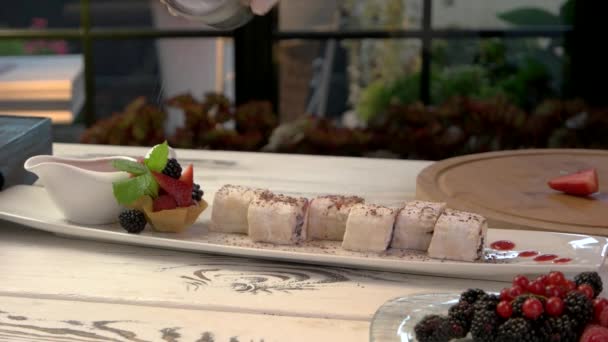 Sushi dessert with berries. — Stock Video