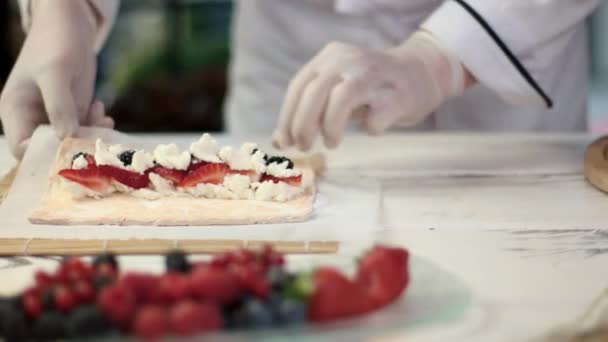 Hands of chef preparing dessert. — Stock Video